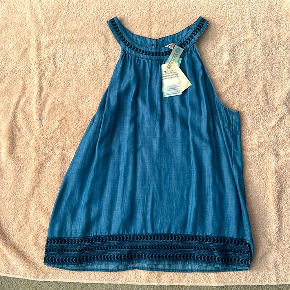 Skies are Blue Blue denim dressy top with embroidery detail-- women's XL